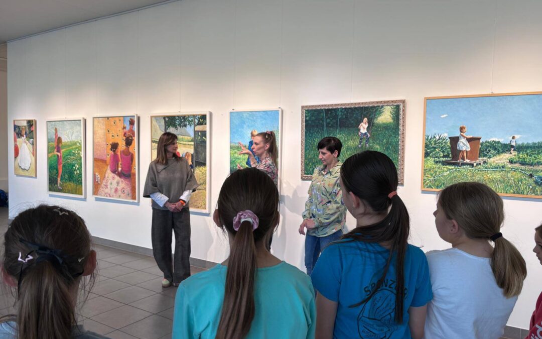 Učenici polaznici Kreativne radionice na izložbi slika umjetnice Ivane Barišić Tomšić